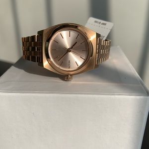 Nixon small Time Teller